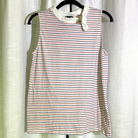 Trendy sleeveless blouse/ tank. - Picture 2 of 5